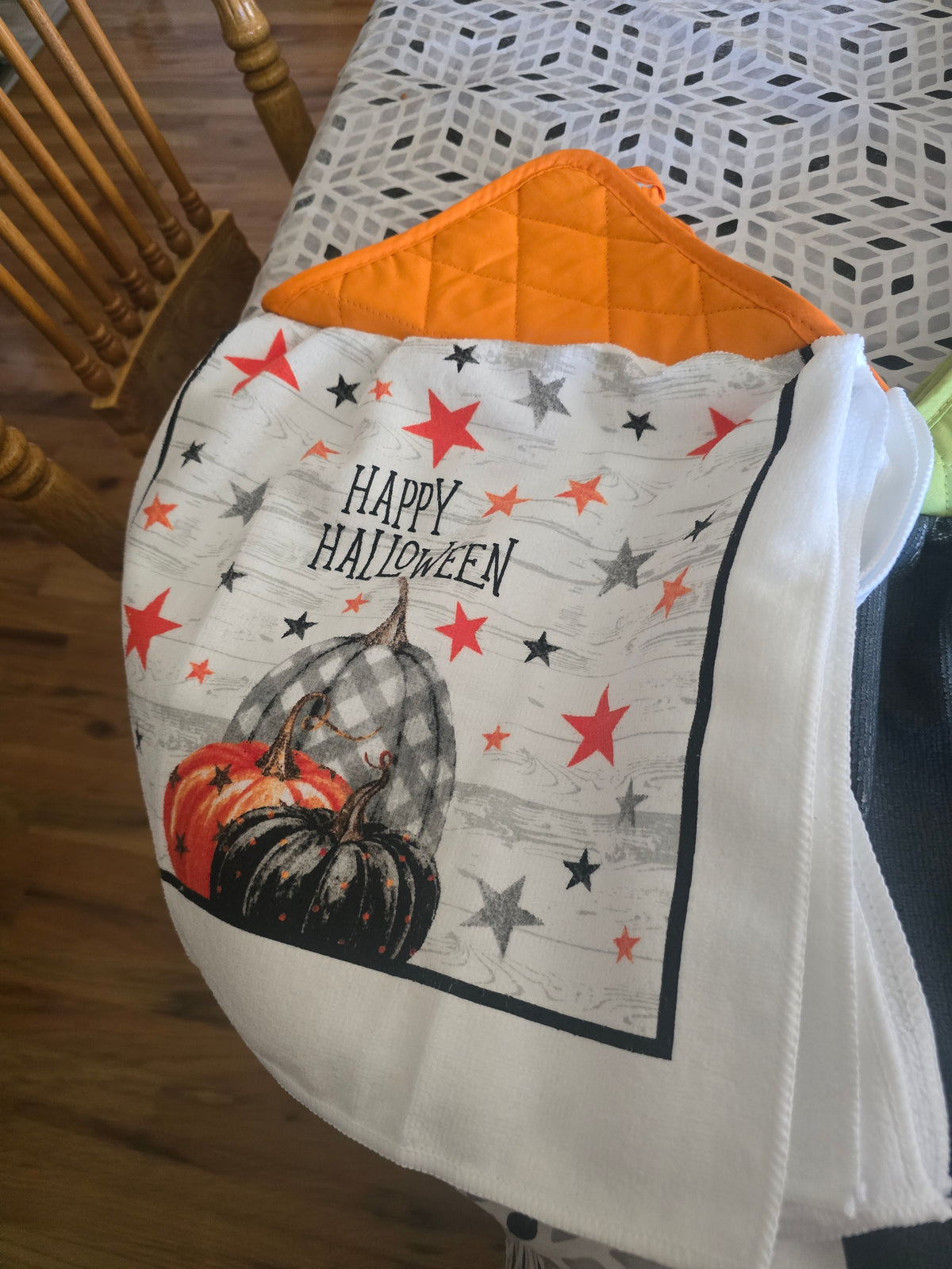 Hanging kitchen hand towel