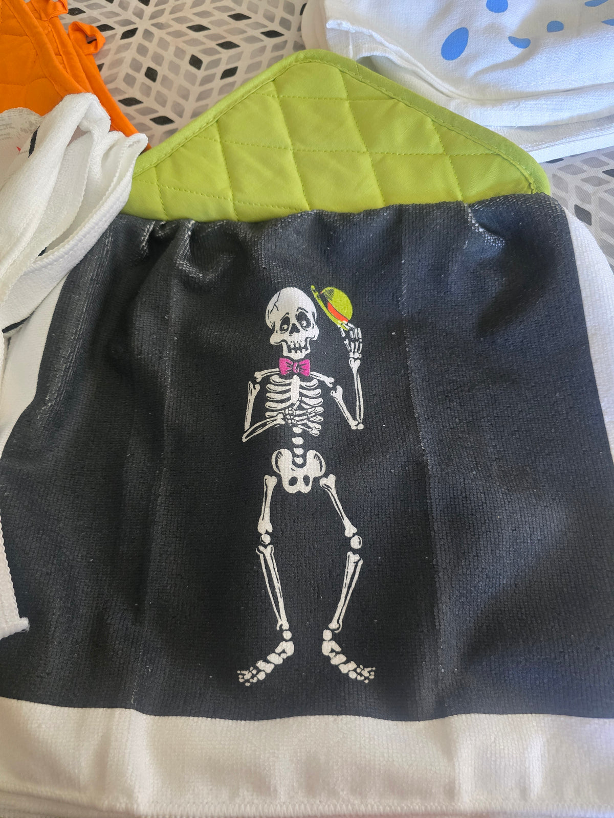 Hanging kitchen hand towel