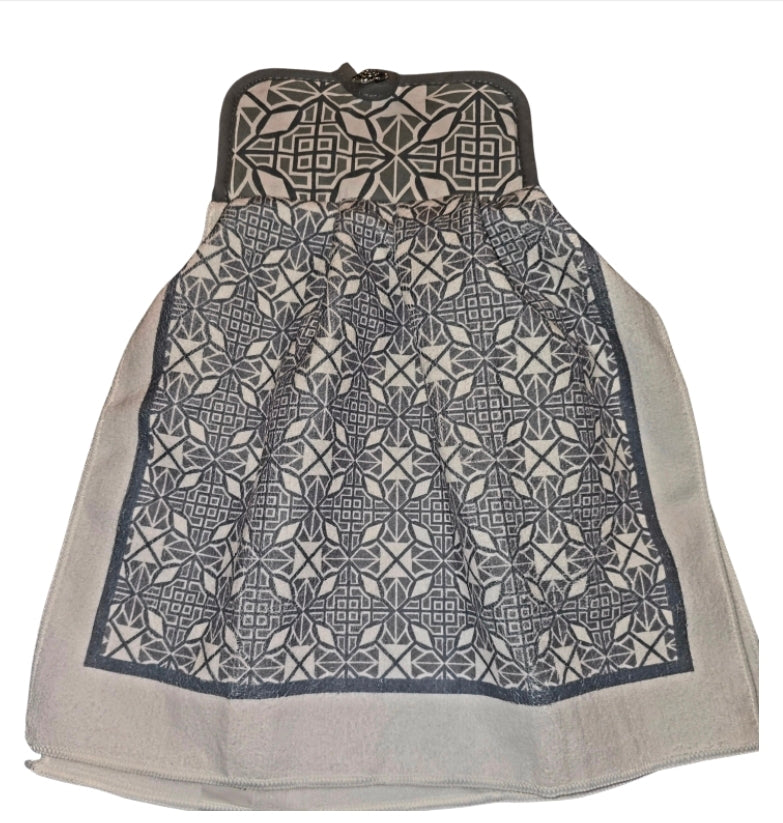 Hanging kitchen hand towel