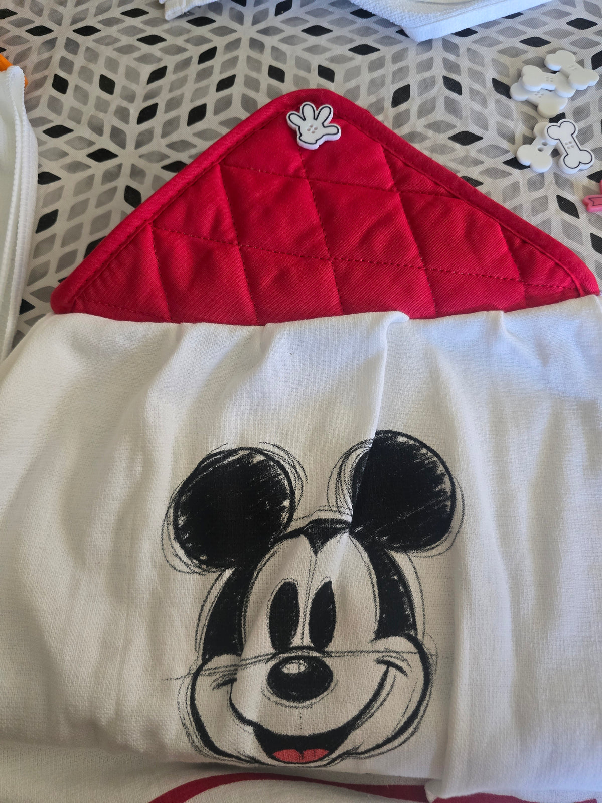 Hanging kitchen hand towel