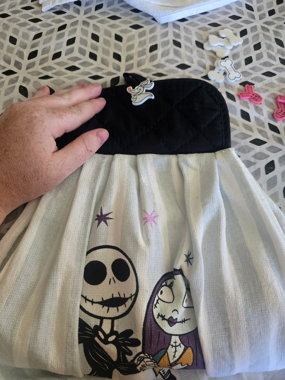 Hanging kitchen hand towel